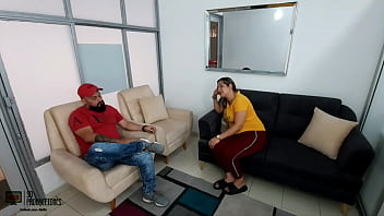Amiga Madrastra Mientras Le Hace La Visita...