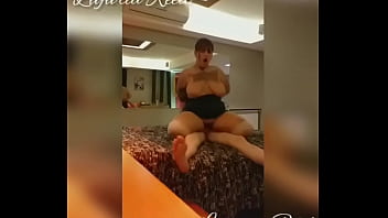 Salope Aux Gros Seins Argentine Recevant Du Plaisir De L'ortho Et De La Coquille. Plus Dans Le Lien Du Profil!