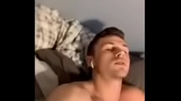 Jovem gozando em ligação