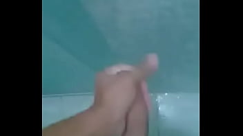 Novinho batendo uma no banheiro