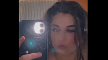 Il Lui Suce La Bite Pendant Que Sa Copine Attend Dehors