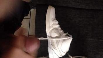 Cum on my Nike / Gozando no meu Nike branco