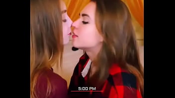 Kiss lesbian