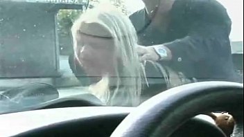 Blonde Domina quält alten Sack am Asphalt