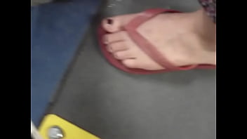 Pezinhos da loirinha de havaianas no &ocirc_nibus 1