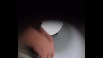 Hetero roludo  mijando flagras banheiro