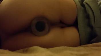 Jeune homme solo plug anal