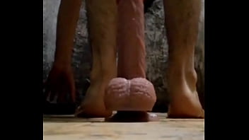 Gode Énorme Et Huileux Dans L'anus Presque Déchiré