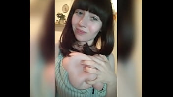 Tremendo pack de chica nerd tetona =