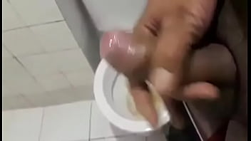 Safado gozando depois do porno