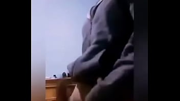 enseñando su gran pene