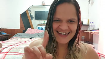Menina levada aprende a brincar com o cuzinho acaba gozando pelo cú