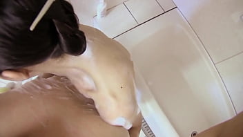 Reife Asiatin bekommt saftige Sahnetorte