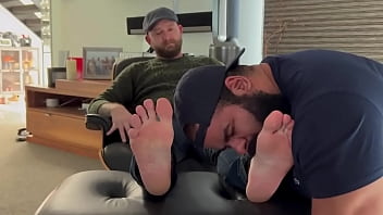 Chupando os pés do coroa