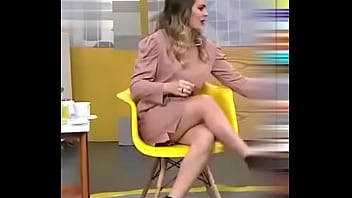 Regiane Tapias - Revista da Manha - Cruzada de Pernas Sexy (05.05.21)