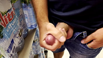 Video Helping this guy to have a Cumshot in a supermarket - Public and so risky !