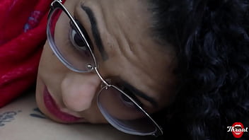 Milf mostrando como se faz um belo garganta profunda de verdade e sem frescura, coisa que sua namoradinha fresca não faz