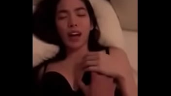 Japa novinha perdendo a virgindade com amigo abre.ai/controle-natural