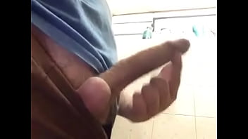 Batendo uma punheta no banheiro