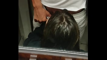 Belle De Ma Brunette Dans L039 Ascenseur...