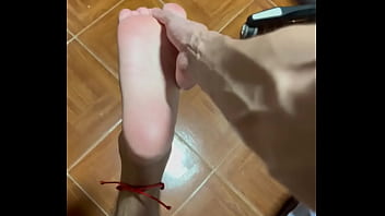 Jovencito enseña los pies