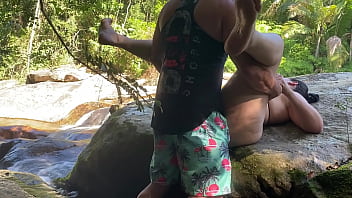 Vollbusige Brasilianerin zeigt ihren prallen Hintern beim wilden Wasserfall-Fick