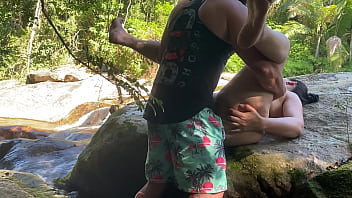 Brasilianerin saugt am nassen Wasserfall.