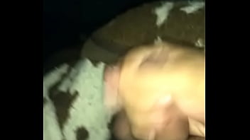 Pau babado batendo uma