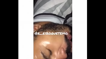 Tout Neuf M'a Emmené À La Ligne De Train Et J'ai Allaité Juste Là