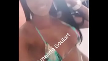 Amanda Goulart Mostrando Seu Corpo...