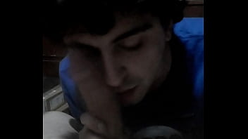 Pendejo putito se la chupa a su tío