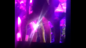 Moviendo el culo como perras...