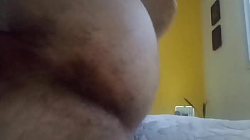 Mostrando o cuzao peludo...