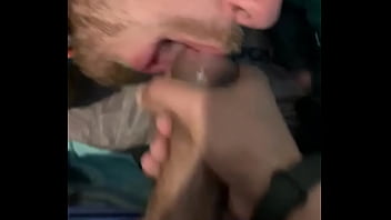 Novinho chupeteiro engolindo gozo