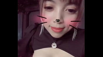 Katzengesicht-Studentin presst pralle Titten!