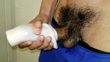 18-Jähriger Junge Dringt In Vagina-Spielzeug Ein, Aber Es Ist Sehr Klein