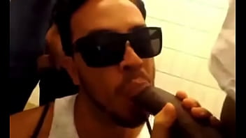 mamando no banheiro