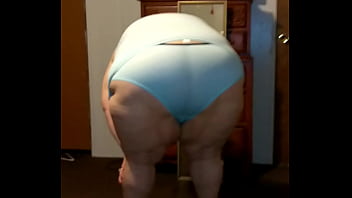 Dickarsch Amber zeigt ihre Schlüpfer und Bikini-Oberteil