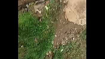 Niño cachondo se mete dedo en el culo