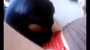 Rosenstrumpf-Sklavin im Ledergurt wartet