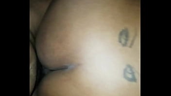 Saftige Schlampe verschlingt den Prügel