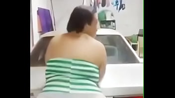 Gordinha delícia com um rabão enorme