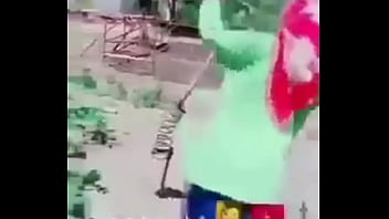 Mulher voando com legendas árabes fds