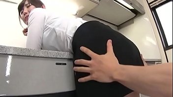 狙われてる弟　姉にマッサージさせられ　風呂に入ってこられて　遂にキッチンで近親SEX