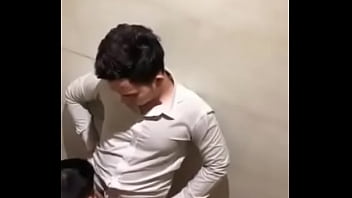 Binh Thanh Truong cho trai bú cu trong toilet Vincom