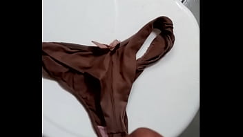 Gozando Na Calcinha Da Prima...