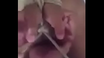 Je Mets Mes Doigts En Elle Pendant Qu'elle Est Attachée