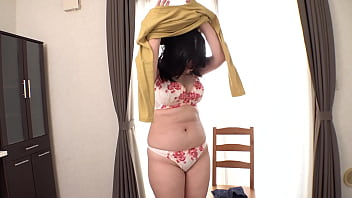 Riona - Die 37-jährige mollige Hausfrau mit gigantischen I-Cups gibt ihr erstes Porno-Debüt!