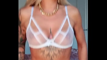 C&#039_est qui qu&#039_y &agrave_ encore squirt&eacute_ partout hier pendant mon LIVESi tu &agrave_ ...