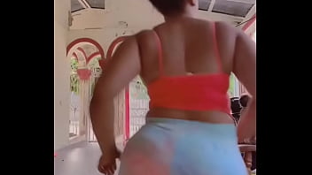 Bunda grande com a calcinha marcando 2